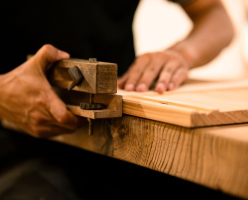 Lavorazione e finitura del legno per la produzione di mobili