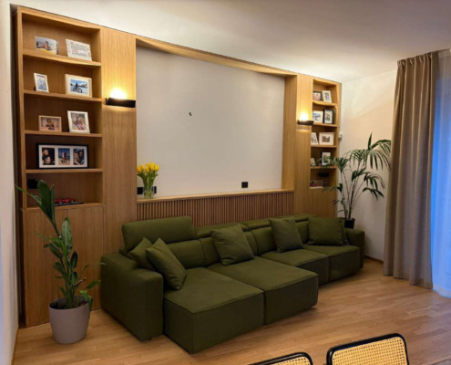 Salotto realizzato con arredo in legno su misura e divano