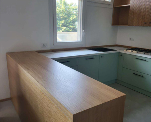 Cucina in legno su misura e verniciatura artigianale